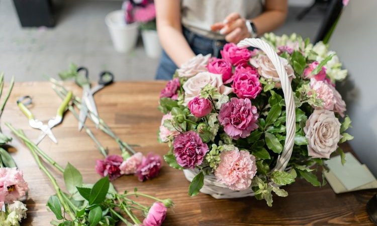 7 Tips Merangkai Bunga Ala Florist Makassar, Lihat Langkahnya