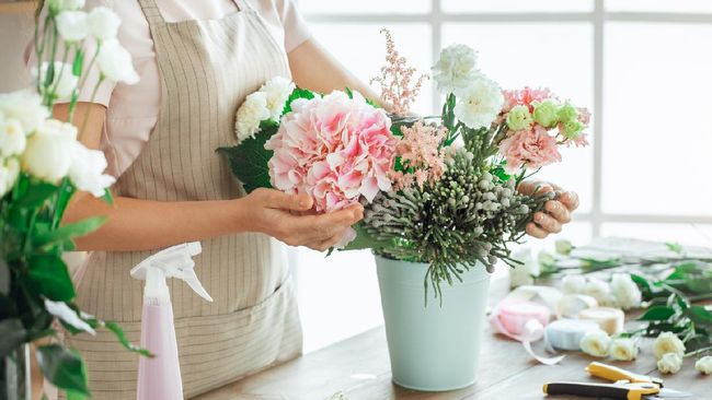 7 Tips Merangkai Bunga Ala Florist Makassar, Lihat Langkahnya